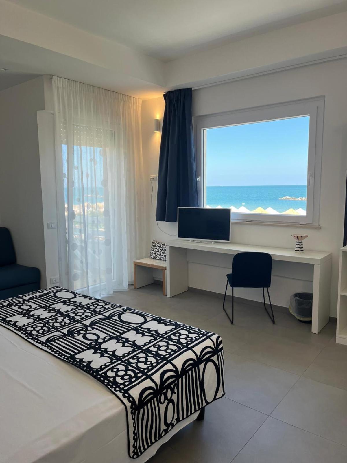 Albergo Punta De L'Est Francavilla Al Mare Buitenkant foto